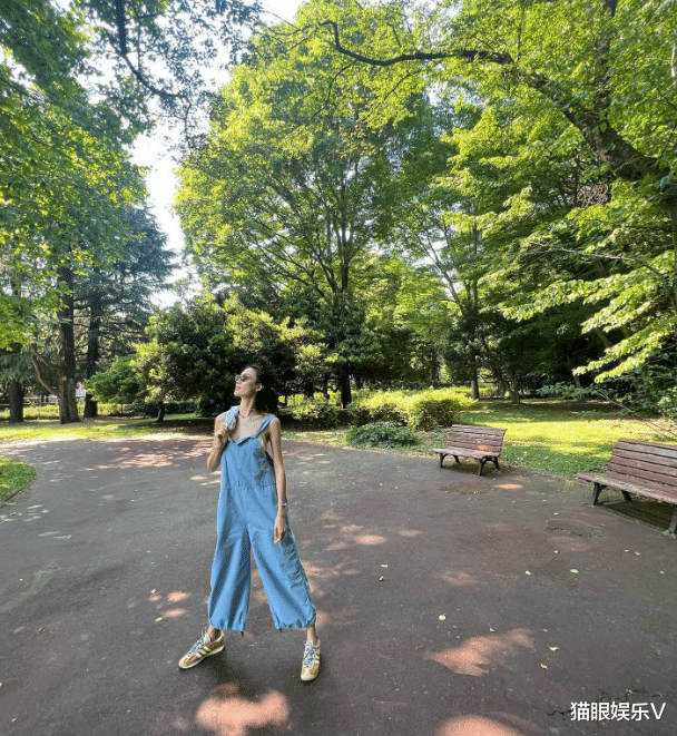 秦舒培|陈冠希老婆带娃出游,秦舒培胸前锁骨突出,女儿长相越像爸爸