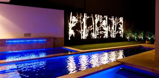 学学人家大宅别墅,院墙都玩出新花样!图案+隐藏灯带,好高大上