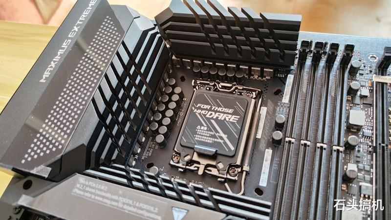 主板|12代酷睿的最强座驾!万元主板ROG MAXIMUS Z690 EXTREME开箱