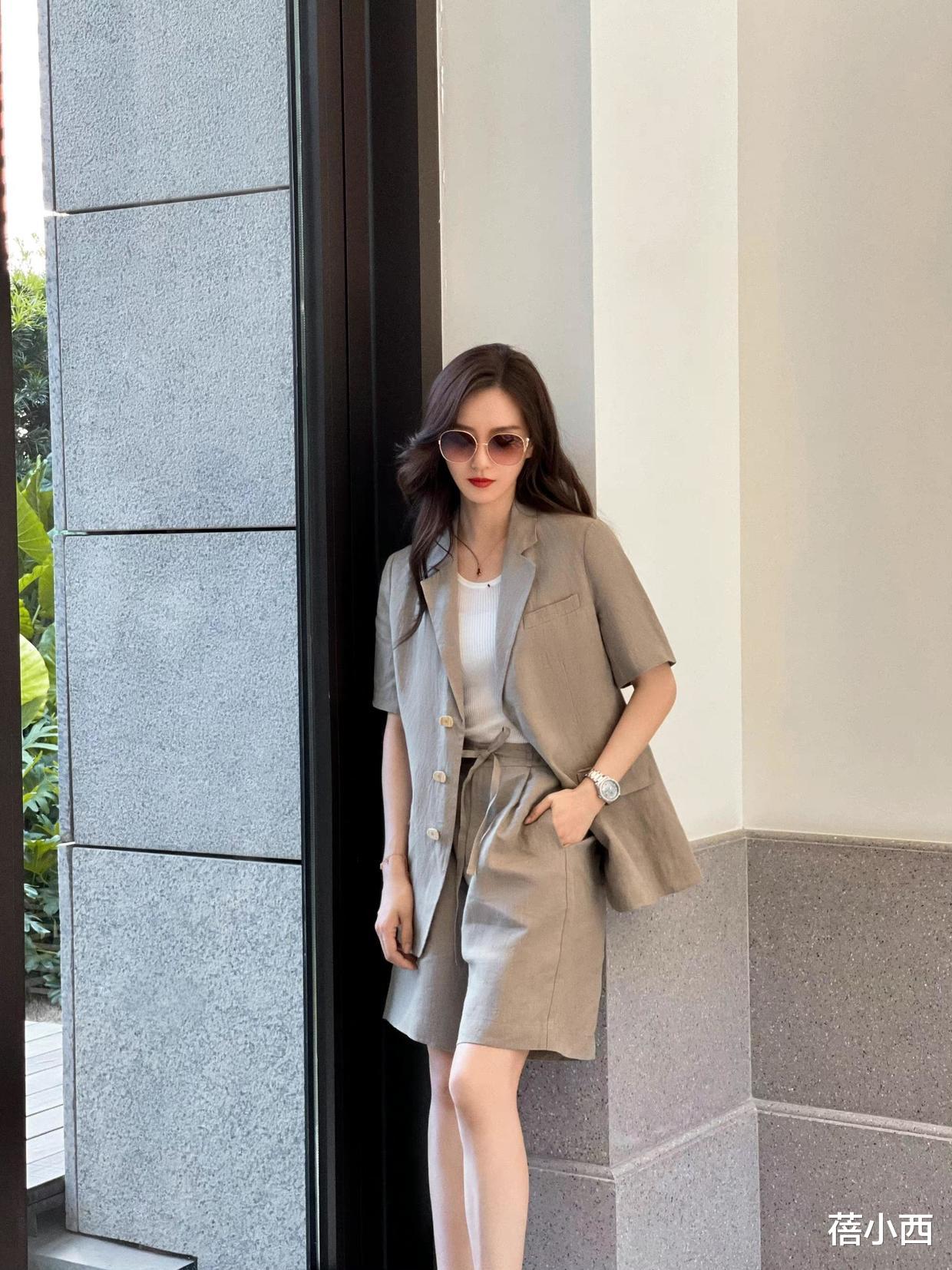 刘诗诗|刘诗诗私服太低调了，穿短外套配阔腿裤走机场，照样美出国际范