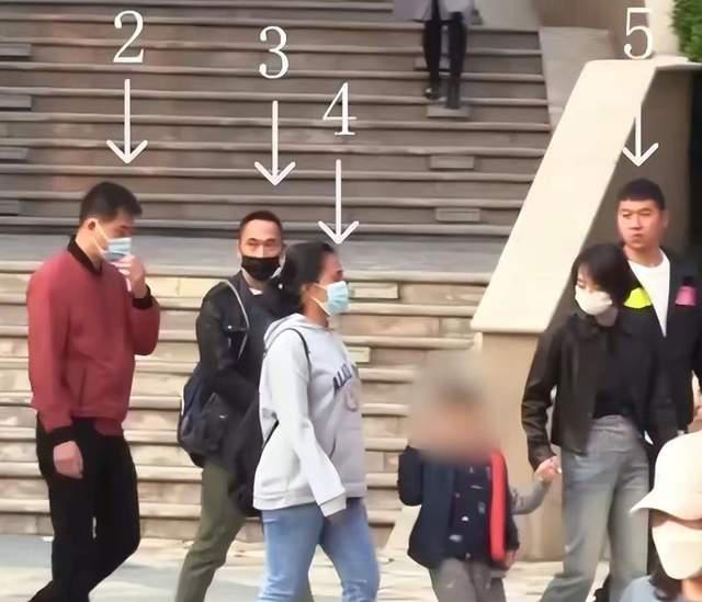 奚梦瑶|奚梦瑶与何猷君带娃出游,阔太气场全开,给一岁女儿囤名牌包