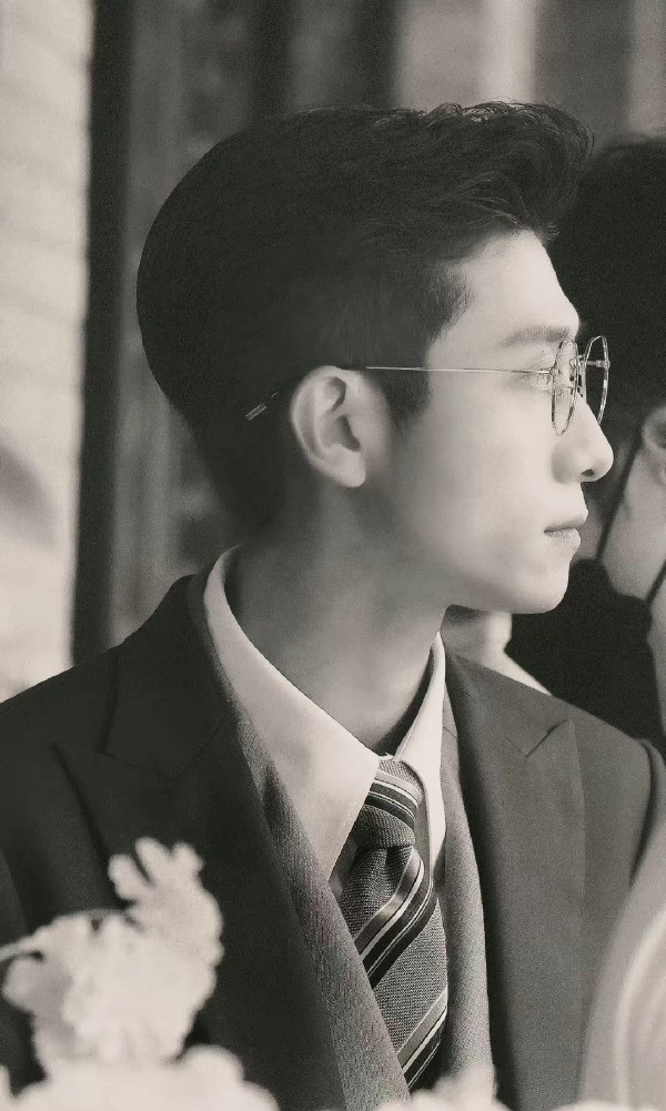 张一山|张一山“塌房”了?圈内人士透露已删镜头,微博三个月没近照