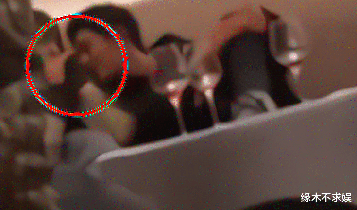 |肖战和杨紫聚餐:摸杨紫头、说悄悄话,团队回应:艺人一直单身