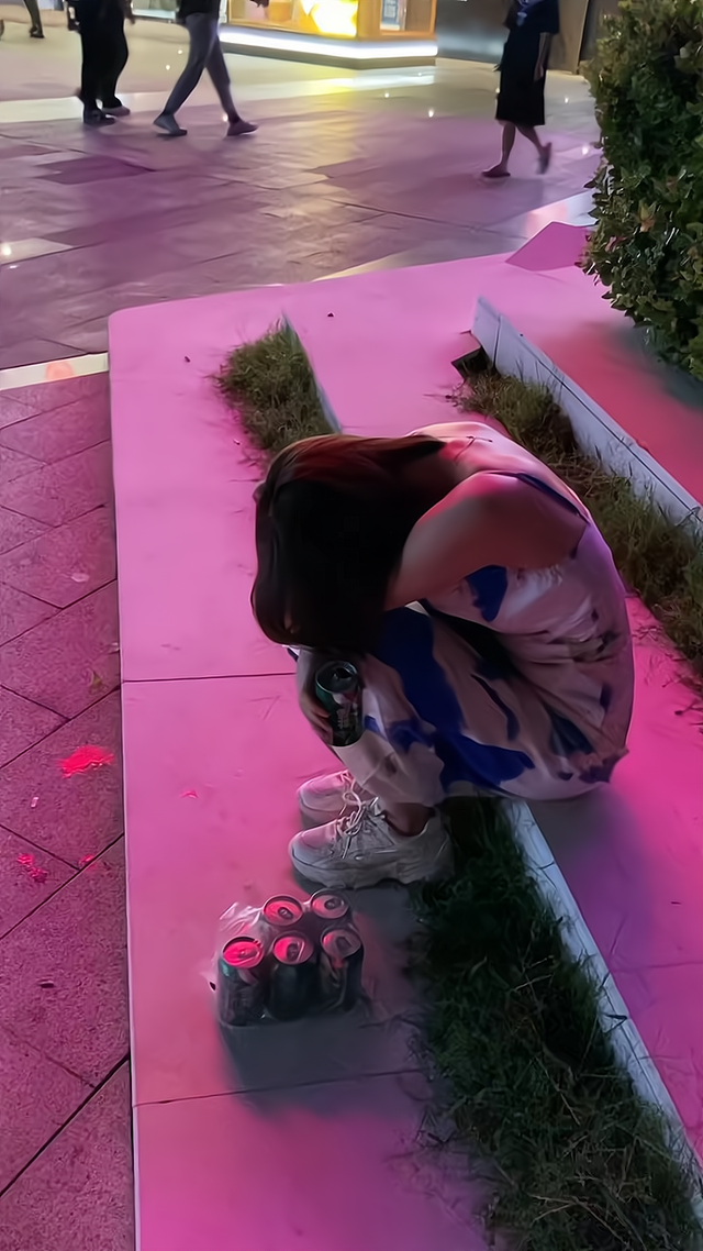 求职|一女子找不到工作，心情不愉快，独自坐在马路边喝啤酒