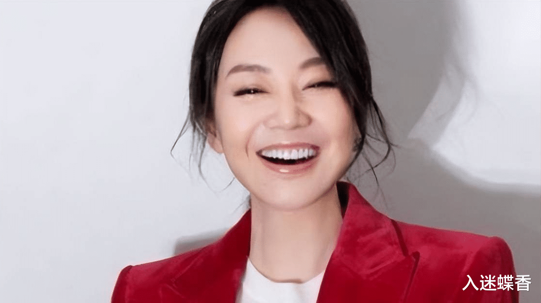 闫妮|41岁的闫妮不再沉默，承认和赵本山的关系是谣传，难怪带着儿子一直单身