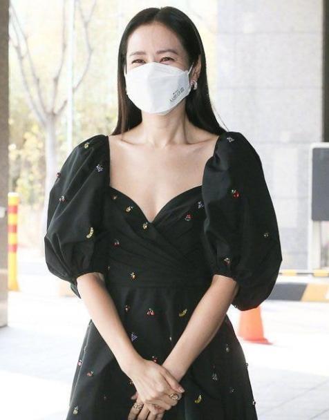 孙艺珍|孙艺珍婚前亮相丰满迷人,手捧脸笑靥如花,韩媒:连风都在嫉妒