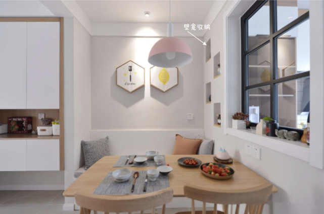 92㎡一屋两人两狗，客厅装个“假阳台”，在家看书撸狗太幸福了