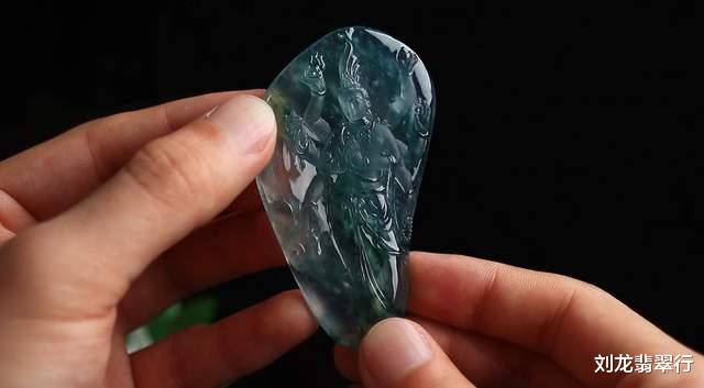 翡翠|玉石记：300克的石头价值15个达不溜，比金子还贵的翡翠