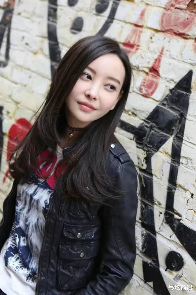短发 于文文还是适合露额头，齐刘海太死板且油腻，果然是发型决定气质