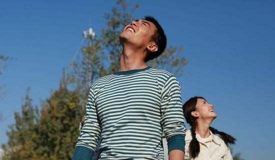 朱亚文|朱亚文:结婚8年零绯闻,为了减轻对妻女的思念,他把家搬到剧组