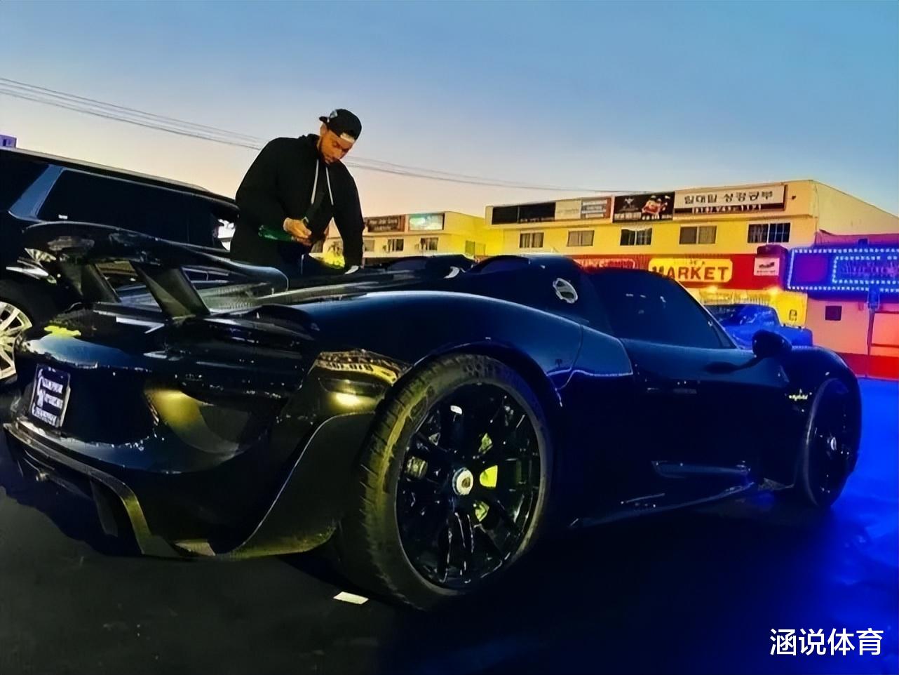 西蒙斯|西蒙斯纽约街头人气高！与高颜值女友开始异国恋，身材不输詹娜