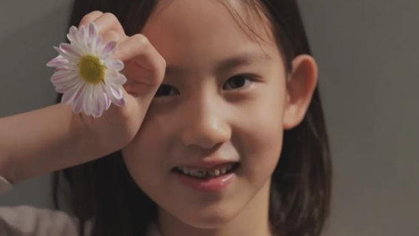 黄磊|孙莉晒小女儿近照，9岁妹妹矫正大门牙引热议，嘟嘴卖萌像爸爸黄磊