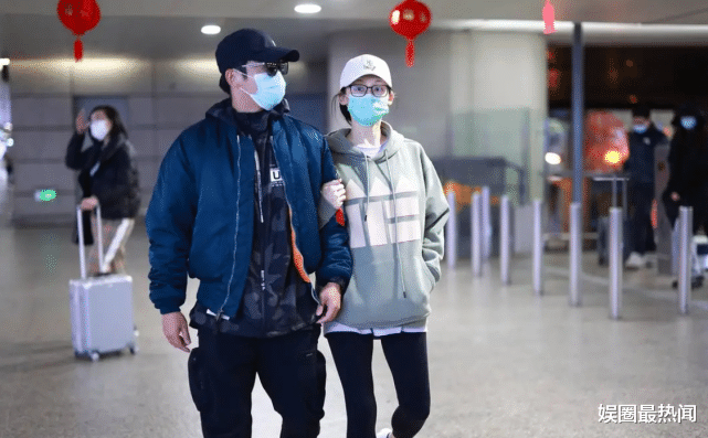 郑恺|郑恺一家三口现身机场，1岁小酸奶萌翻众人，苗苗被质疑怀二胎