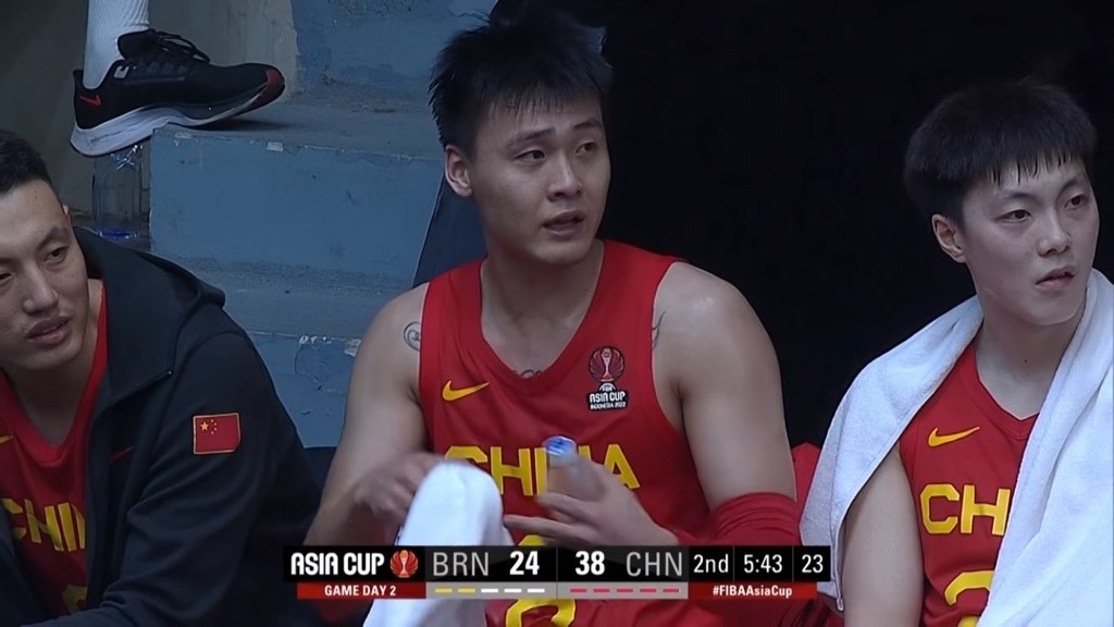 中国男篮|5记三分+18分，中国男篮射手力挽狂澜，两大主力遭驱逐，赵睿5助攻