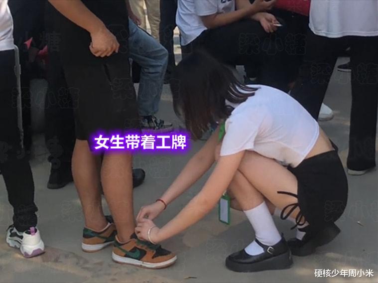 爱情|这就是爱情?广东一男子去工厂求职,女朋友当众帮他系鞋带