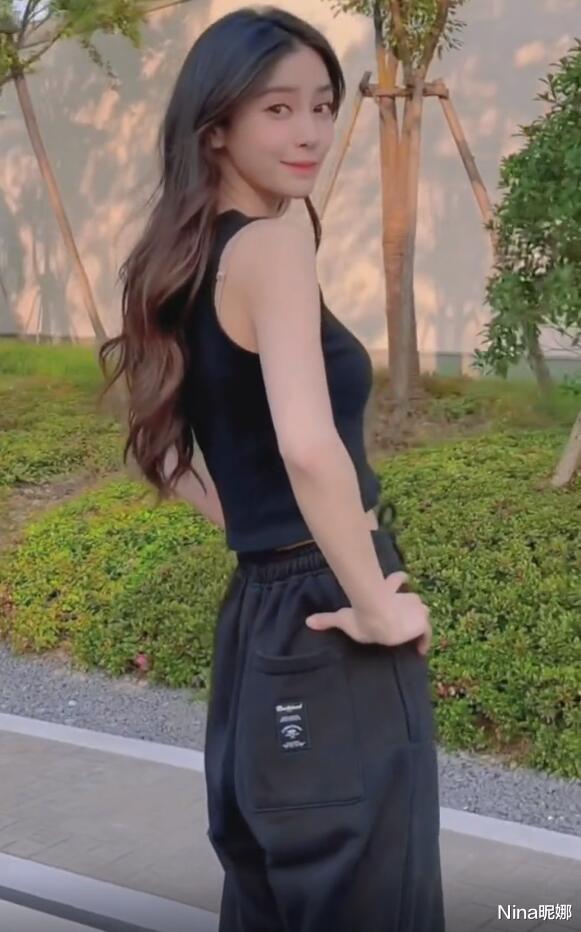 Angelababy|Angelababy豪宅区玩滑板,穿露脐装高腰裤,窄腰细腿少女身材真窈窕