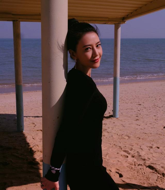 高圆圆|艺人金鸡奖受访被拍大头特写，baby法令纹尽显，高圆圆颜值大扣分