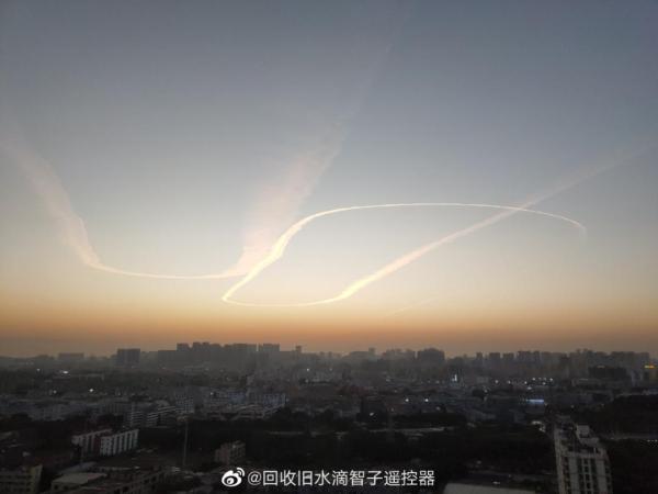巨大发光体划破天际,数十秒后突然消失!多地网友目击的不明飞行物