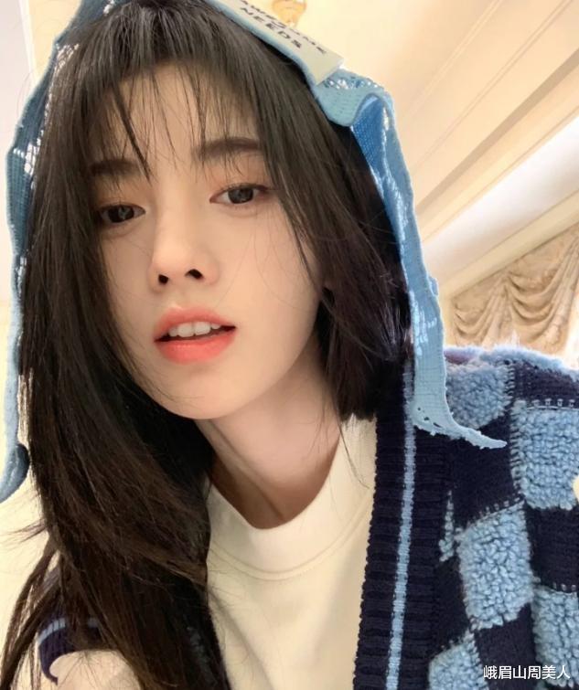 女人不管差不差钱，出门尽量化“淡妆”！做到这3点就足够有气质