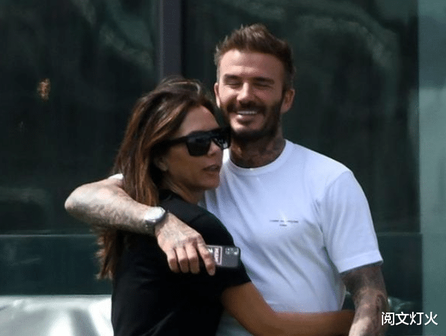 维多利亚·贝克汉姆|46岁贝嫂身材气质太绝,小贝都忍不住盯着看,穿吊带裙趟老公怀里