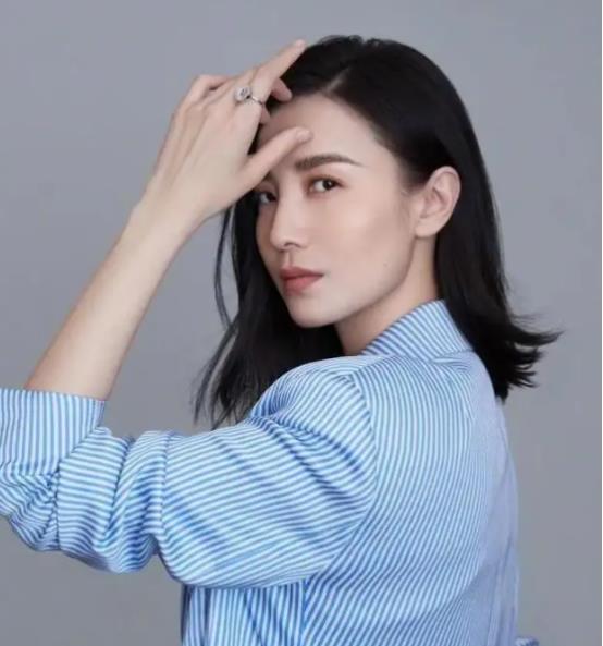 智商税 今年春天高龄女人，穿衣尽量避开这3种发型，显老土气还拉垮