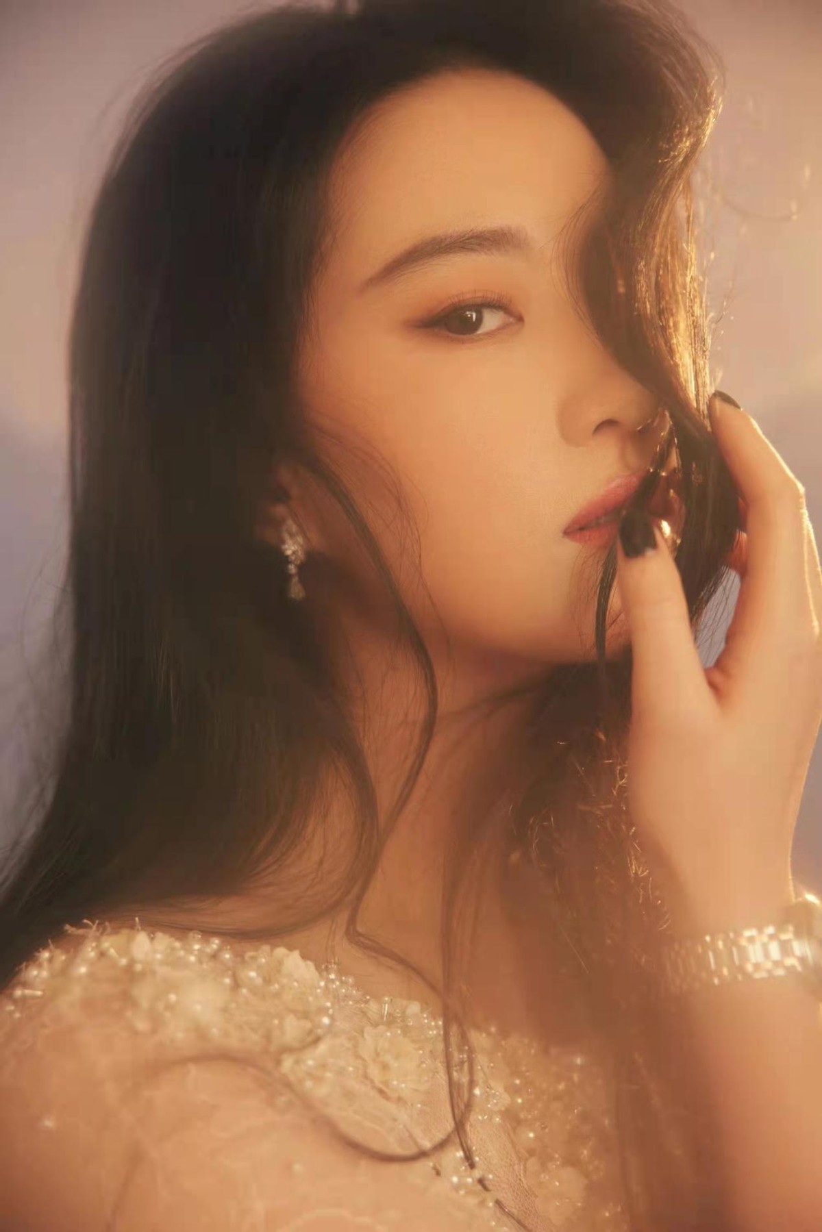 刘亦菲|刘亦菲高调出席活动！穿珍珠裙瘦出蚂蚁腰造型封神，比走红毯还拼