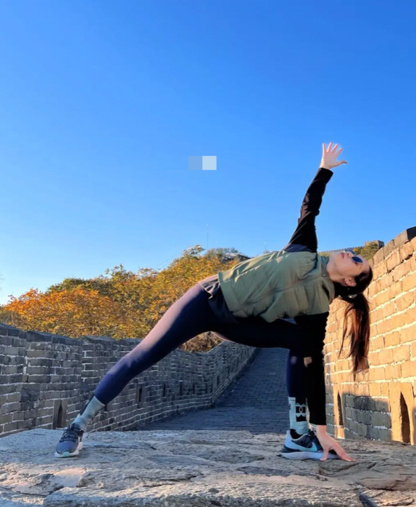 吕一|38岁吕一长城上练瑜伽，撑墙上拉伸身段柔软，一双美腿纤细笔直