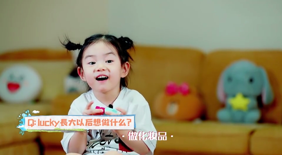 戚薇|戚薇挺孕肚带女儿聚会，穿蓬蓬裙走路小心翼翼，Lucky身高接近妈妈肩膀