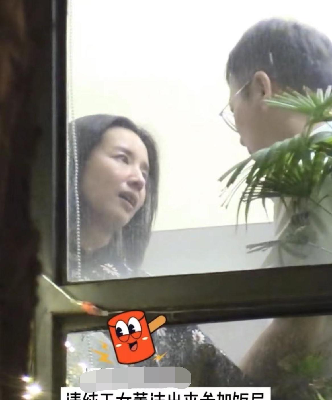 董洁|董洁深夜素颜参加饭局,与男子亲密拥抱,主动抚摸对方肩膀