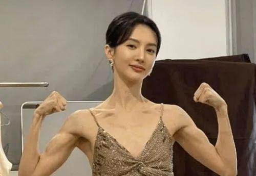 生图|镜头前美艳，真人干瘪，头大肩窄，排骨胸，这11位女星反差太大