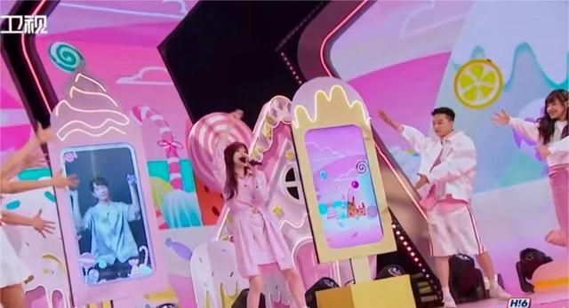 王心凌|《你好星期六》中，王心凌张栋梁隔空合唱彩虹的微笑，还是那么甜