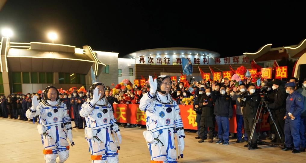 神舟15号航天员名单已确定,邓清明坚守24年,终于“圆梦太空”