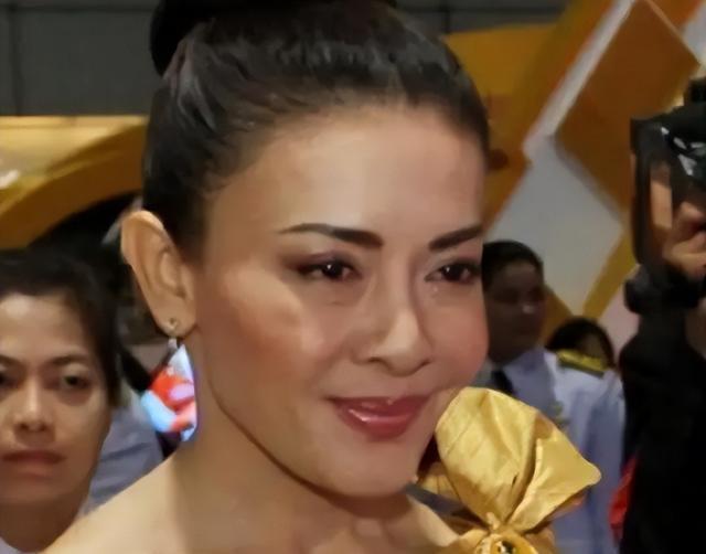 黄晓明|44岁苏提达高调炫耀恩宠，冠绝六宫重回巅峰，借机晒出储妃素颜照