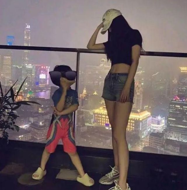 Angelababy|baby带6岁小海绵香港购物,模样可爱,母子牵手同行画面温馨