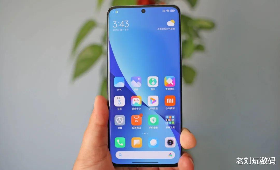 小屏|它是价格最低的小屏手机，各方面都是中上水准