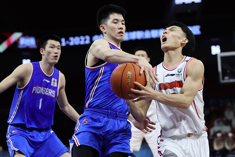 广东男篮|13+7！展现价值，成广东赢球关键，杜锋仍不留情面，赛场直接批评