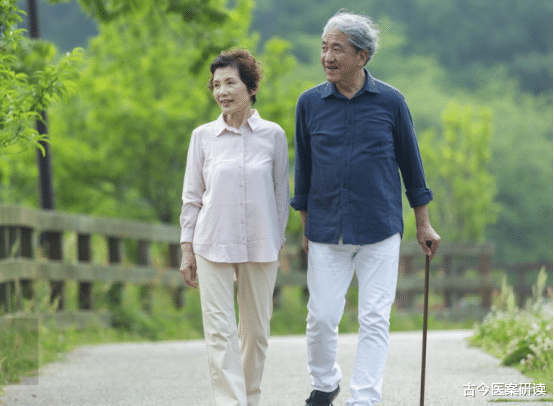 脑梗|58岁大哥突发脑梗瘫痪，再次提醒：中老年人晚饭后，3件事要少做