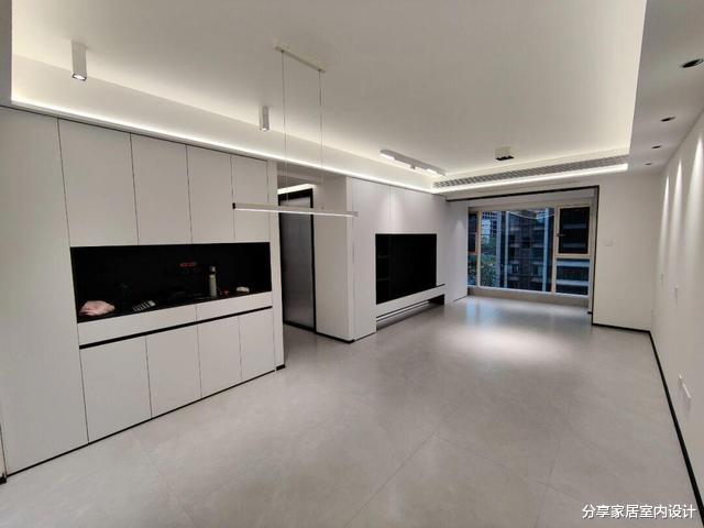 看他家刚完工的新房,还没布置软装就很漂亮,电视墙设计很得分!