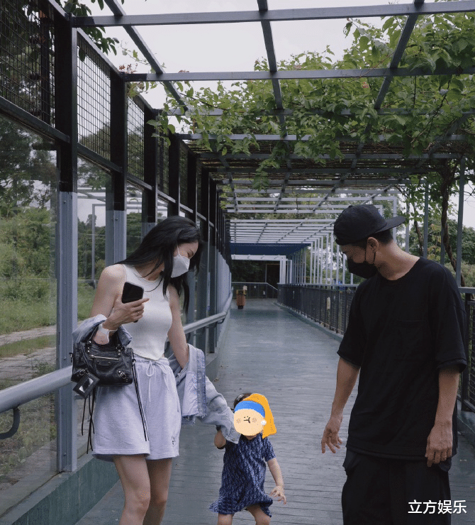 林峰|林峯一家外出，张馨月身材出众，女儿和爹的后脑勺一模一样！