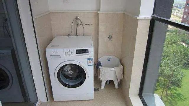 刚把阳台洗衣机装好，物业就说要移走，别人家就行凭什么我家不行