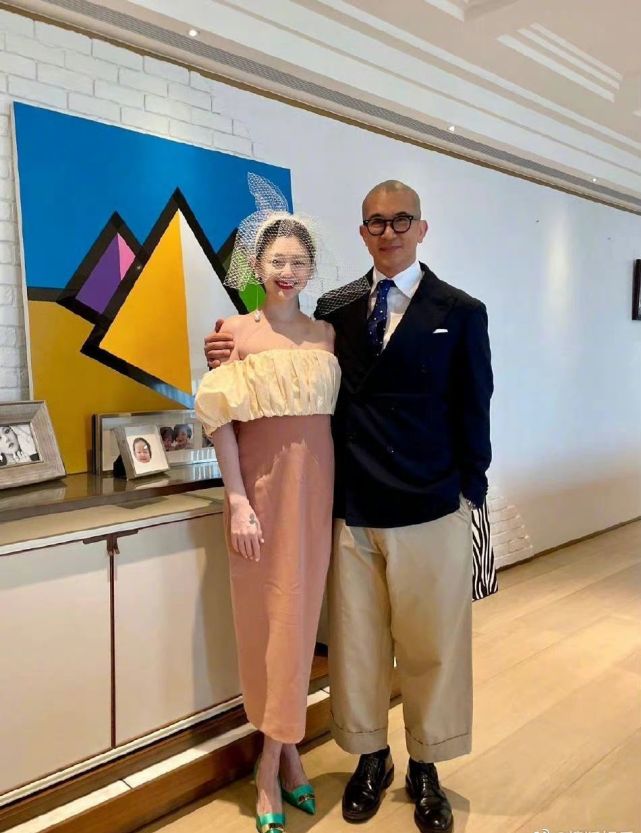 大S|大S婚礼现场照曝光,粉色花苞抹胸裙,主动索吻具俊晔,甜美恩爱