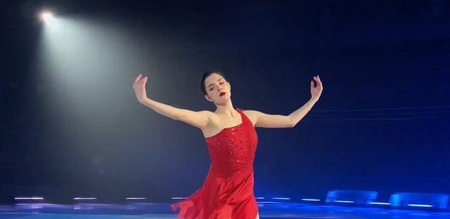 花样滑冰|22岁已发福！梅德韦杰娃亮相表演滑 红裙惊艳全场 简单跳跃却摔倒