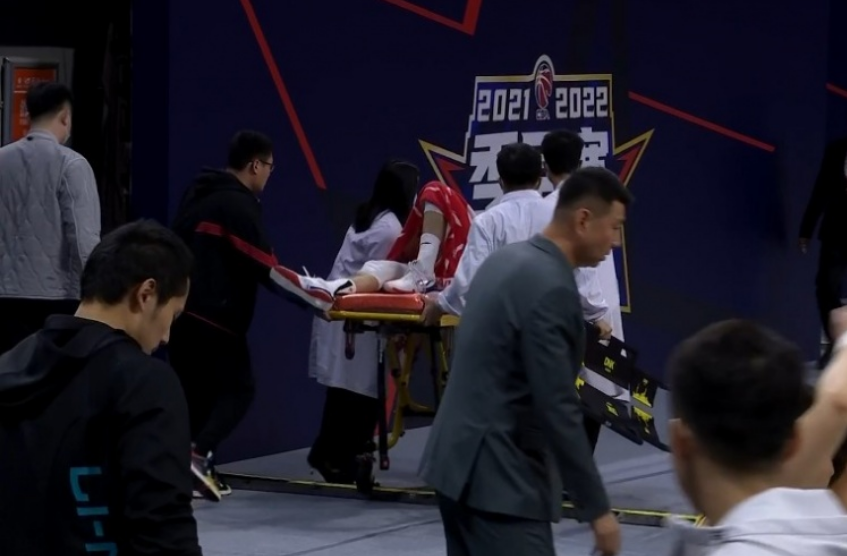 赵岩昊|倒霉！广厦又伤1名核心，被担架车推去治疗，争冠之路蒙上阴影