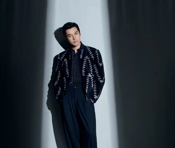 民族|胡歌深夜外出庆生，吃近2000元一块牛排，脸吃通红身形发福太壮实