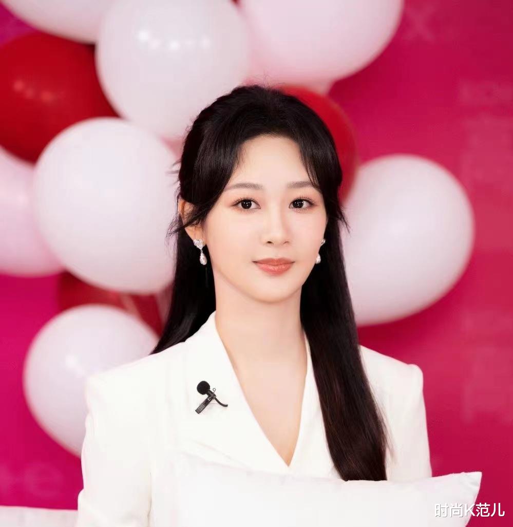 绽妍 杨紫终于换发型，及腰长发更显气质，穿白色套装优雅又大方