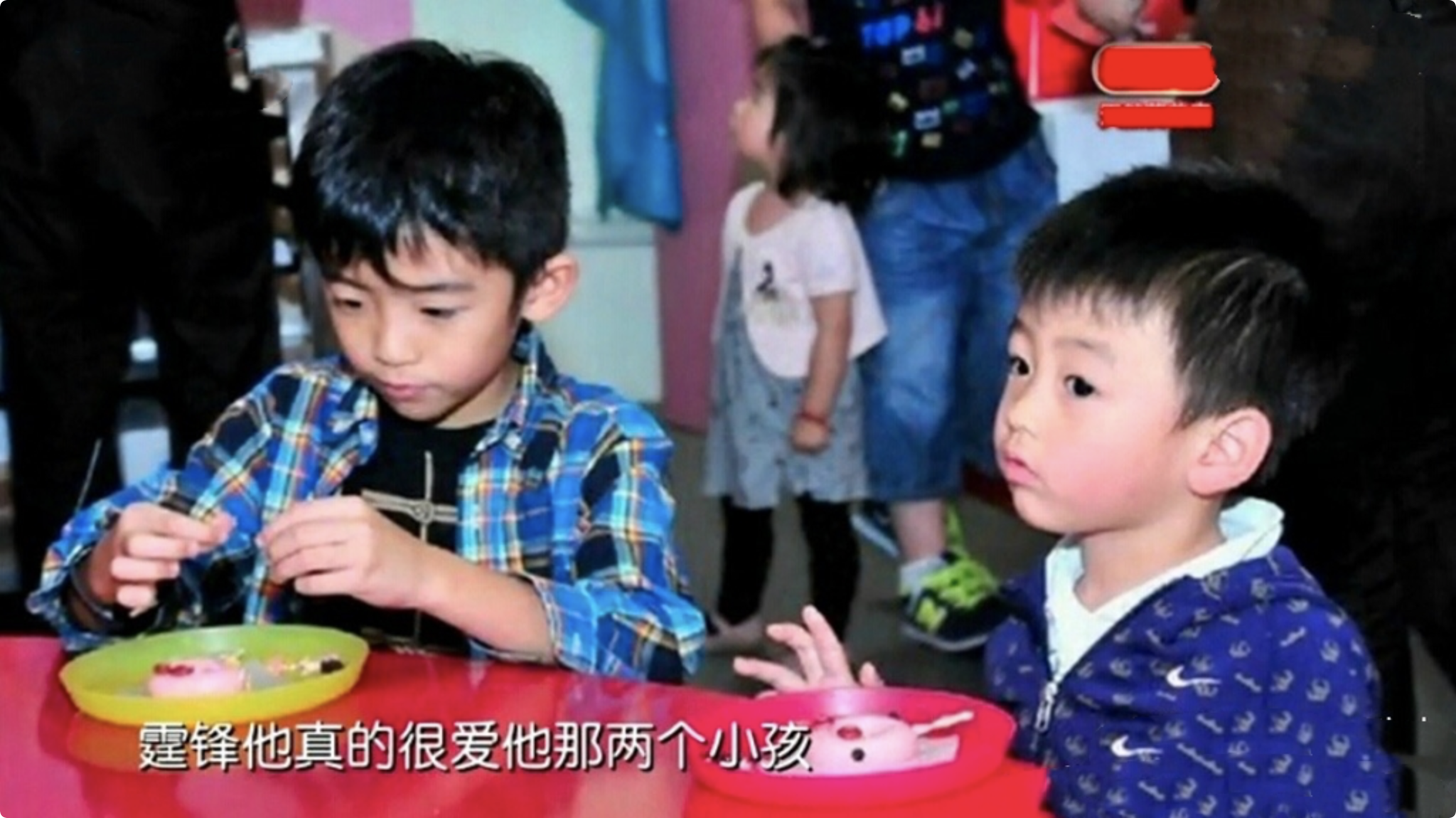 谢霆锋|张柏芝送儿子上学晒母子合影，12岁小Q颜值高，和谢霆锋如复制粘贴