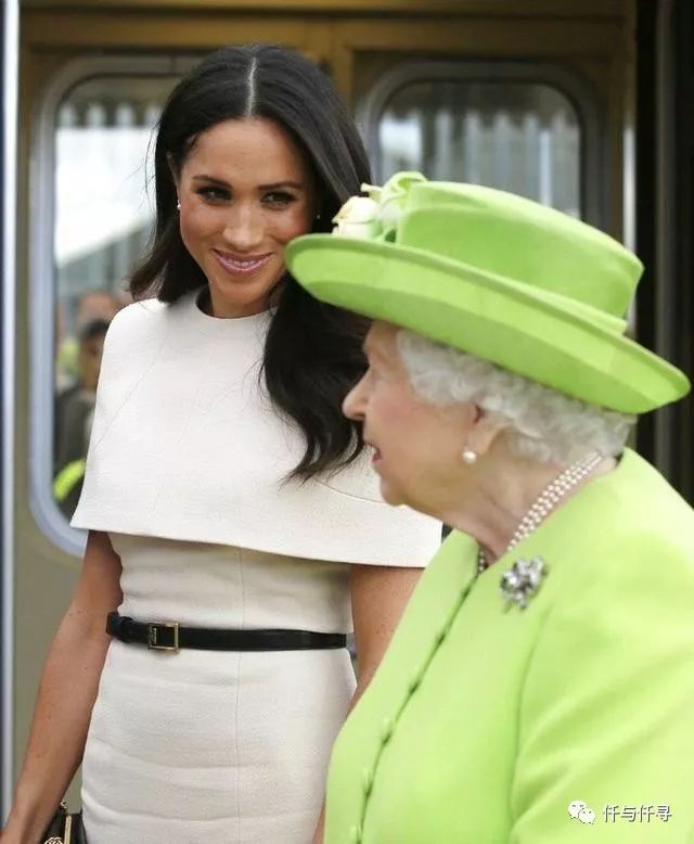 英女王更疼爱梅根？礼服穿到一身皱、翘二郎腿没坐姿都被原谅了