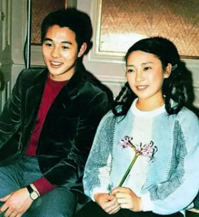 李连杰|李连杰一家旧金山逛集市，俩女儿似利智，与前妻两女儿快查无此人