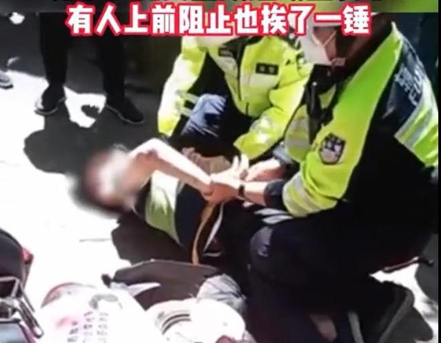 江苏一男子当街持铁锤追打两女子,现场画面曝光,原因让人愤怒