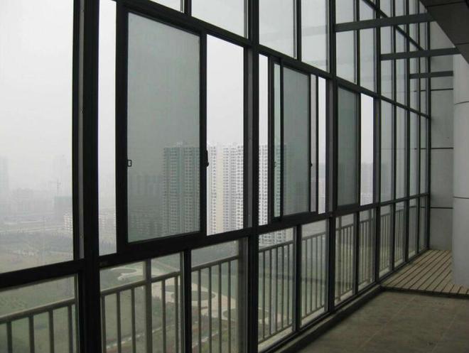 阳台封了为什么还会漏水？是什么原因？源头可能是这4种情况！